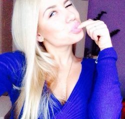 Сладкая клубничка хочет чтобы её смешали с мороженкой. Девушка ищет мужчину в Иркутске Сладкая клубничка хочет чтобы её смешали с мороженкой. Девушка ищет мужчину в Иркутске